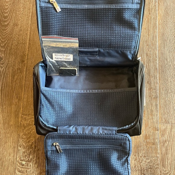 Tumi large hanging travel kit - Picture 4 of 7